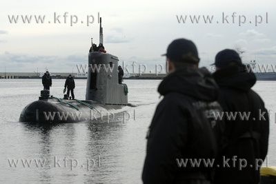 Do portu Marynarki Wojennej w Gdyni przyplynal ostatni,...