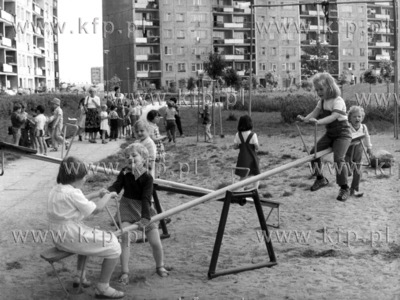 Dzieci na placu zabaw na osiedlu Gdansk - Zaspa. 06.1982...