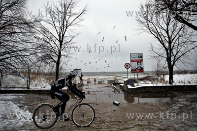 Sztorm. Woda wdziera sie do Sopockiego Klubu Zeglarskiego.
14.01.2012
fot....