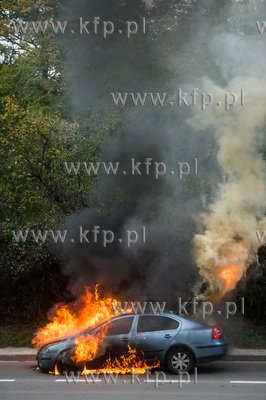 Gdańsk. Pożar auta marki Skoda na ulicy Kartuskiej....