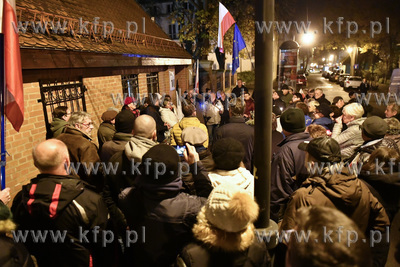 Sopot. Gmach Sadu w Sopocie, ul. 1 Maja 10. Manifestacja...