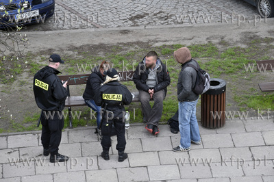 Inwerwencja policji wobec rezydentów ławki na ul....