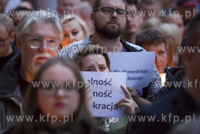 Gdańsk. Łańcuch światła, protest przed Sądem...