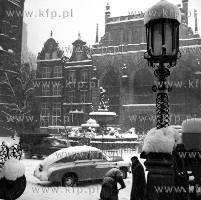 Zima na Dlugim Targu w Gdansku. 1962 0004368z Fot....