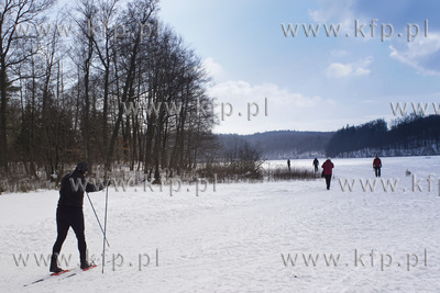 Jezioro Otomińskie w zimowej szacie. Nz. narciarze...