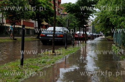 Gwaltowna burza i intensywne opady deszczu zalaly ulice...