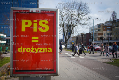 Gdańsk, ul Grunwaldzka. Baner z hasłem „PiS = drożyzna”....