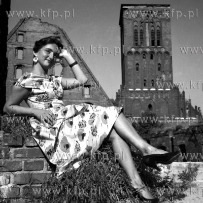 Dziewczyna w ruinach Wielkiego Mlyna w Gdansku.1955...
