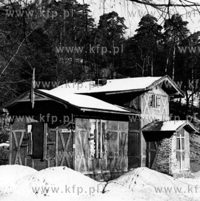 Mały domek u stóp góry Pachołek od strony ul. Czyzewskiego...