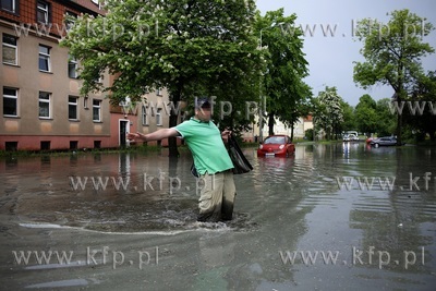 Zalane ulice Twarda i Chwaszczyńska po obfitym deszczu.
11.05.2018
fot....