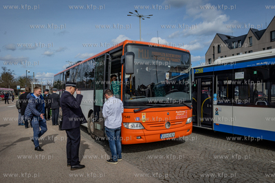 Specjalny autobus jadący na pogrzeb Mariusza Uziębły...