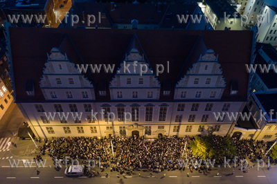 Gdańsk, łańcuch świateł, protest przed Sądem...