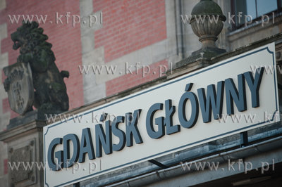 Gdansk. Budynek Dworzca Glownego PKP. Zamontowana tablica...