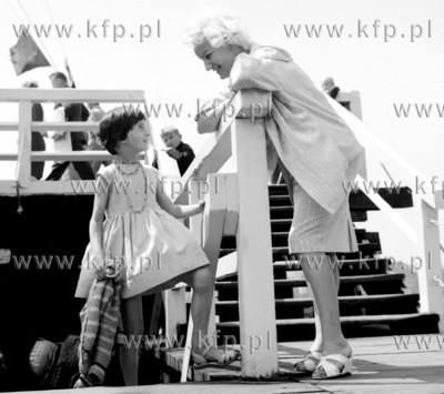 Kobieta i dziewczynka na sopockim molo. 1962 z.kosycarz...