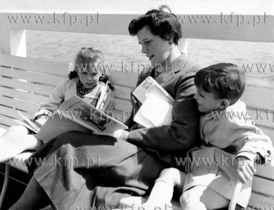 Na sopockim molo Maria Grzywaczewska czyta swoim dzieciom...