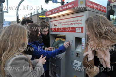 Grupka dziewczat kupuje bilet na tramwaj w automacie...