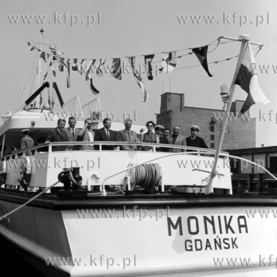 Podniesienie bandery na statku bialej floty Monika...