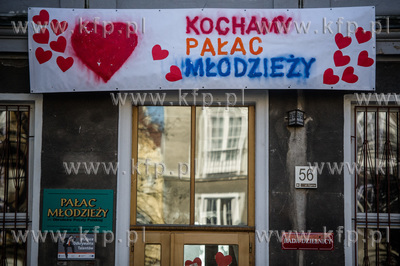Gdansk. Walentynkowe dekoracje Palacu Mlodziezy, przygotowane...