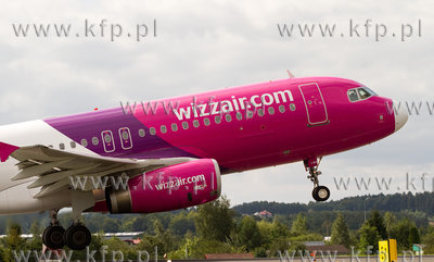 Gdansk,Rebiechowo. Nz. Airbus 320 linii Wizzair. 02.09.2012...