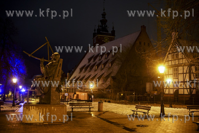 Gdańsk, Plac Hewelisza. Po zimie bez śniegu, śnieg...