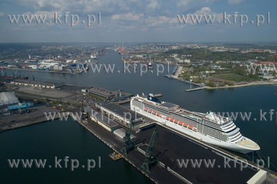 Port Gdynia, ogromny wycieczkowiec MSC Magnifica 14.05.2017...