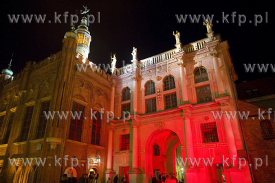Gdańsk, z okazji Święta Flagi podświetlono barwami...