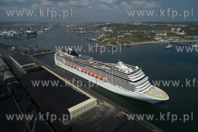 Port Gdynia, ogromny wycieczkowiec MSC Magnifica 14.05.2017...