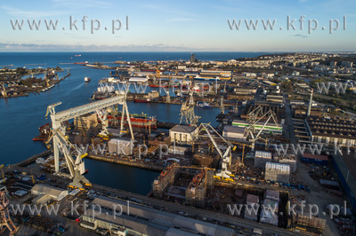 Port Gdynia, po prawej stocznie. 09.05.2017 fot. Wojtek...