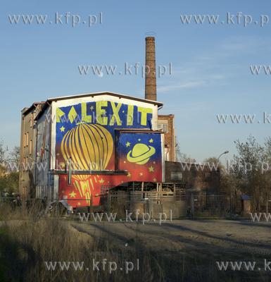 Mural POLEXIT autorstwa Mariusza Warasa na budynku...