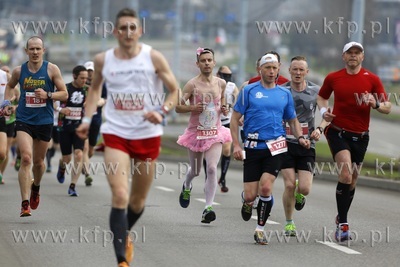 Maraton Gdański. Biegacze na ul. Marynarki Polskiej.
15.04.2018
fot....