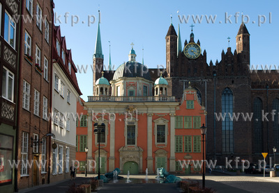 Gdansk, starowka. Kaplica Krolewska, przed nia fontanna...