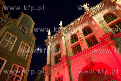 Gdańsk, z okazji Święta Flagi podświetlono barwami...