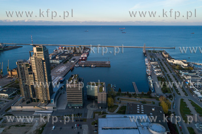 Gdynia, widok na wieżowiec Sea Towers, stojący tuż...