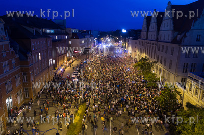Gdańsk, łańcuch świateł, protest przed Sądem...