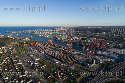 Port Gdynia, po lewej stronie kanału BCT Bałtycki...