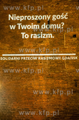 Gdańsk. Targ Węglowy. Pikieta Solidarni przeciw rasizmowi....
