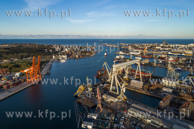 Port Gdynia, po prawej stocznie. 09.05.2017 fot. Wojtek...