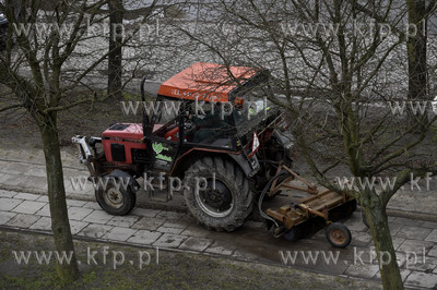 Gdańsk. Traktor ze specjalną przystawką sprząta...