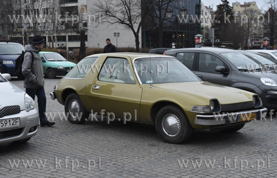Gdańsk, Targ Węglowy. AMC Pacer - kompaktowy samochód...