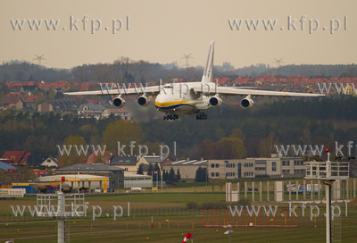 Antonow-124 Rusłan na w Porcie lotniczym im. Lecha...
