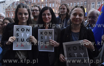 Gdańsk, ul. Nowe Ogrody, łańcuch świateł, protest...