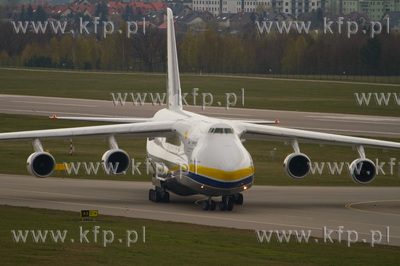 Antonow-124 Rusłan na w Porcie lotniczym im. Lecha...