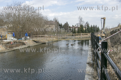 Budowa kładki na kanale Raduni w Pruszczu Gdańskim...