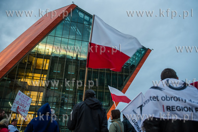 Gdańsk. Spontaniczny protest pod siedzibą Muzeum...