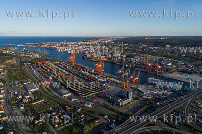 Port Gdynia, po lewej stronie kanału BCT Bałtycki...