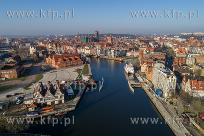 Gdansk, stare miasto, rzeka Motlawa, po lewej Wyspa...