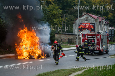 Gdańsk. Pożar auta marki Skoda na ulicy Kartuskiej....
