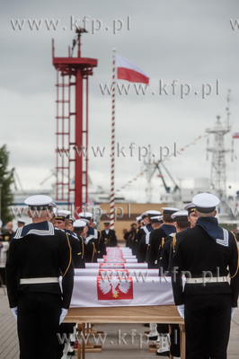 Port Wojenny w Gdyni Oksywiu. Państwowy pogrzeb ofiar...