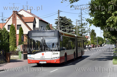Ul. Beethovena i miejski autobus marki Solaris w gdańskiej...