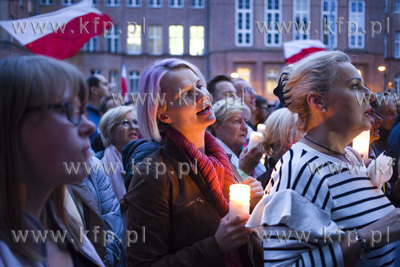 Gdańsk. Łańcuch światła, protest przed Sądem...